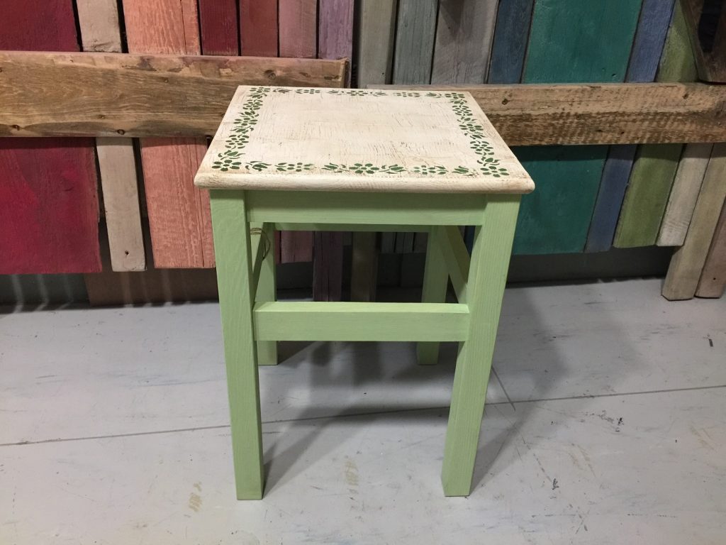 Vidiecky maľovaný vintage stolček