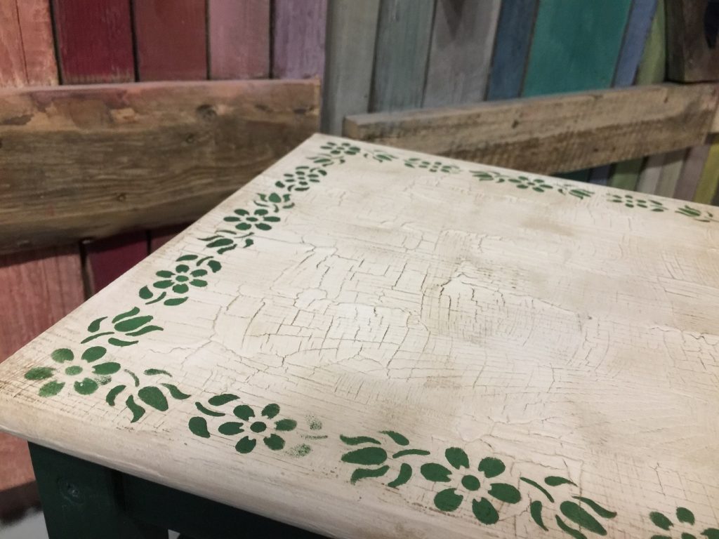 Vidiecky maľovaný stolček