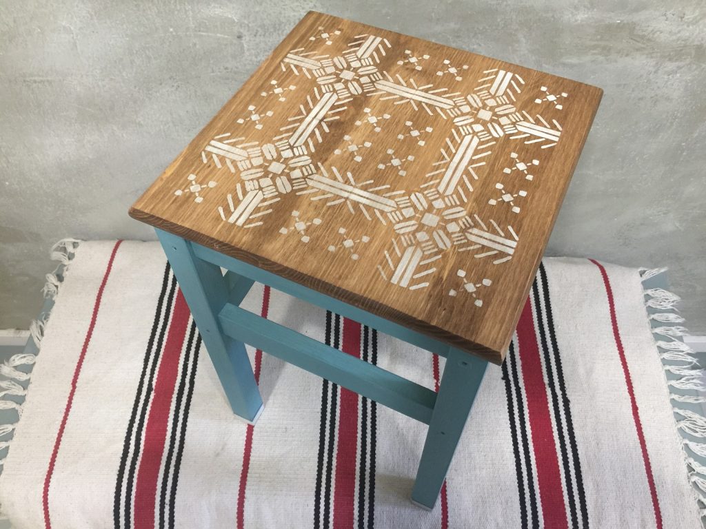 Moderný maľovaný stolček