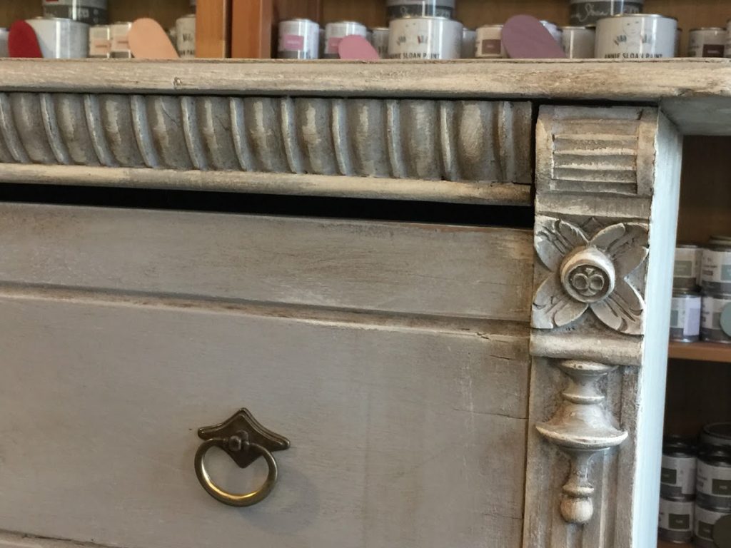 sivá vintage komoda s patinou