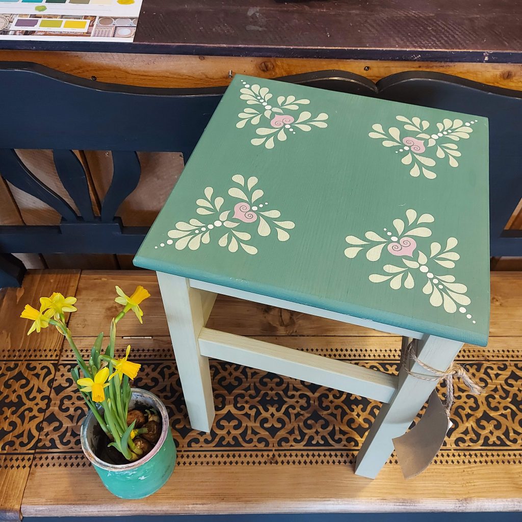 Zelený stolček s ľudovým vzorom