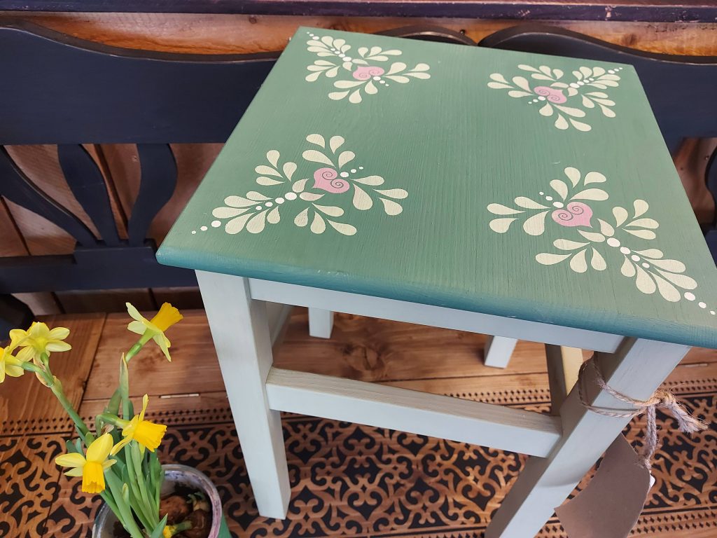 Zelený stolček s ľudovým vzorom