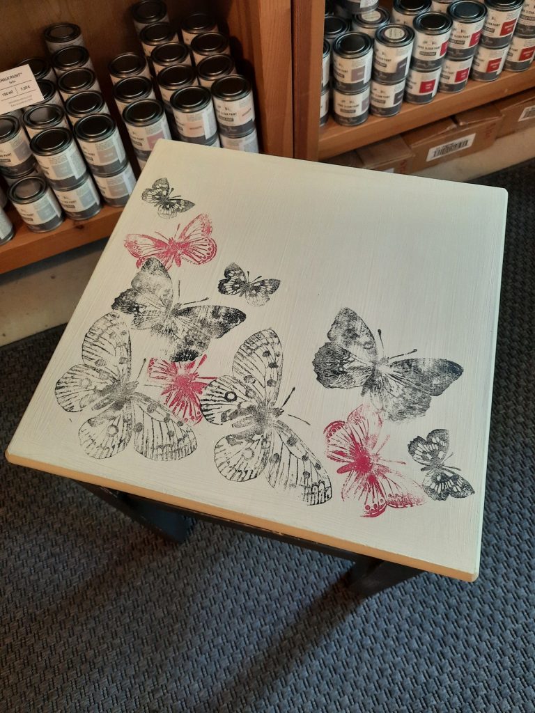 Romantický stolček s motýlimi krídlami