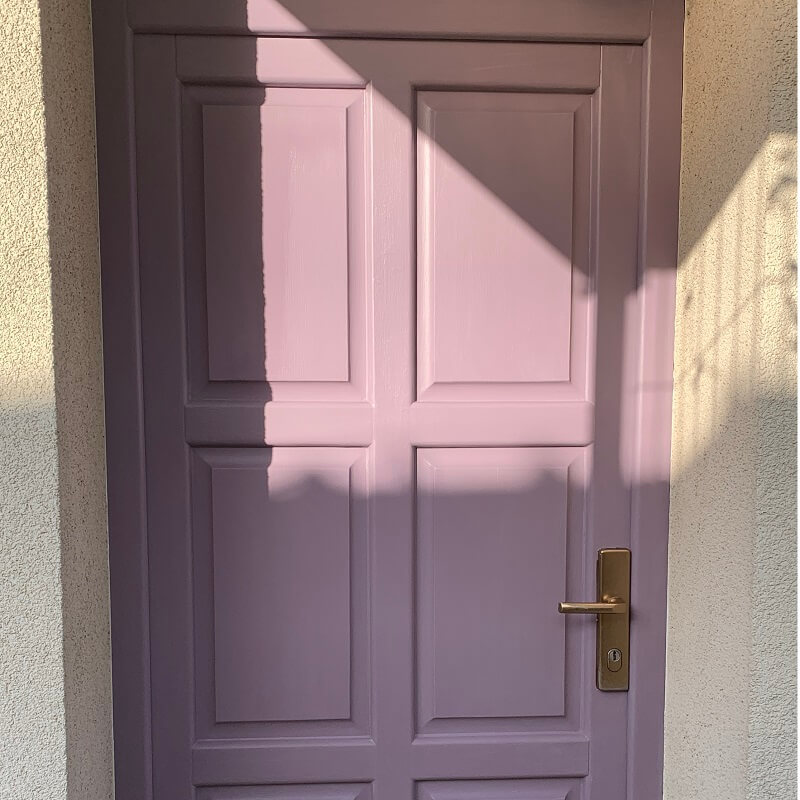 premaľované fialové vchodové dvere