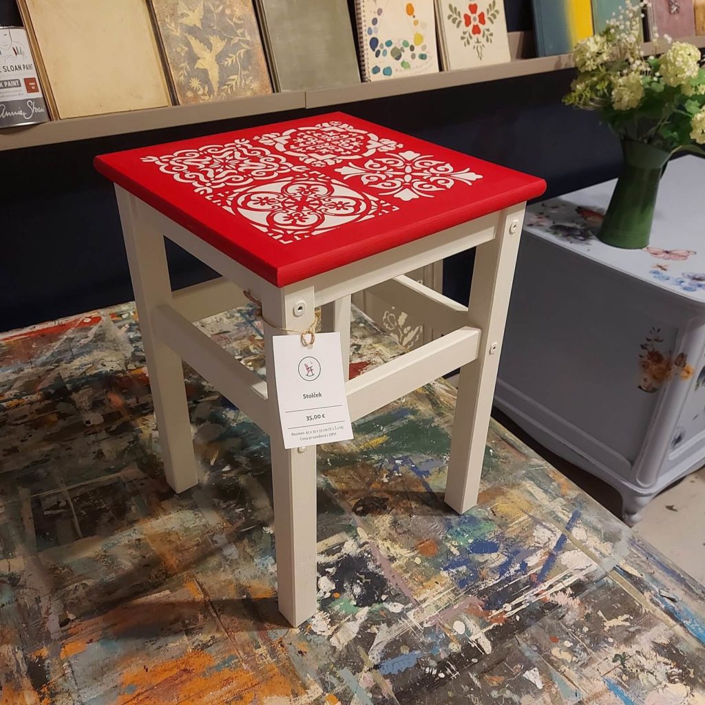 maľovaný stolček z IKEA s geometrickým vzorom