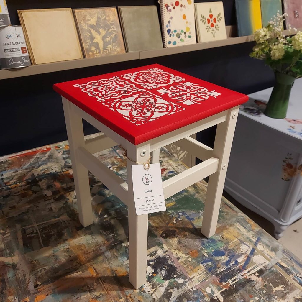 červený maľovaný stolček z IKEA
