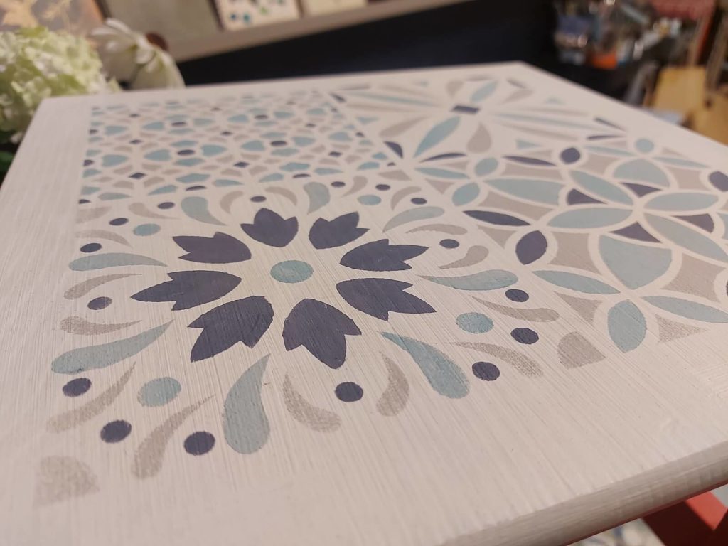 maľovaný stolček z IKEA (Oddvar) s geometrickým vzorom