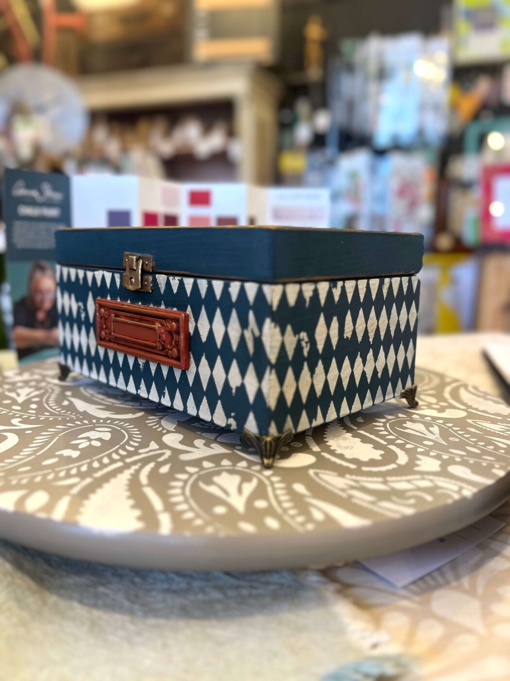 Vintage krabička s kvetmi a harlekýn vzorom v odtieni Aubusson
