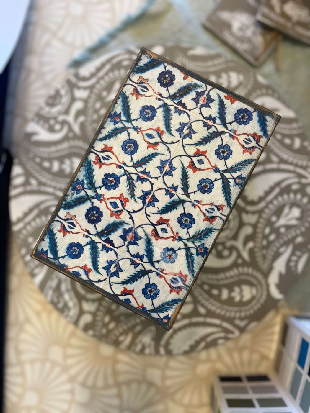 Vintage krabička s kvetmi a harlekýn vzorom v odtieni Aubusson