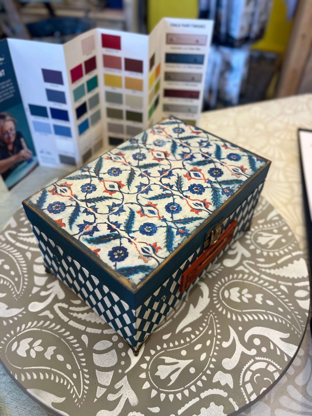 Vintage krabička s kvetmi a harlekýn vzorom v odtieni Aubusson