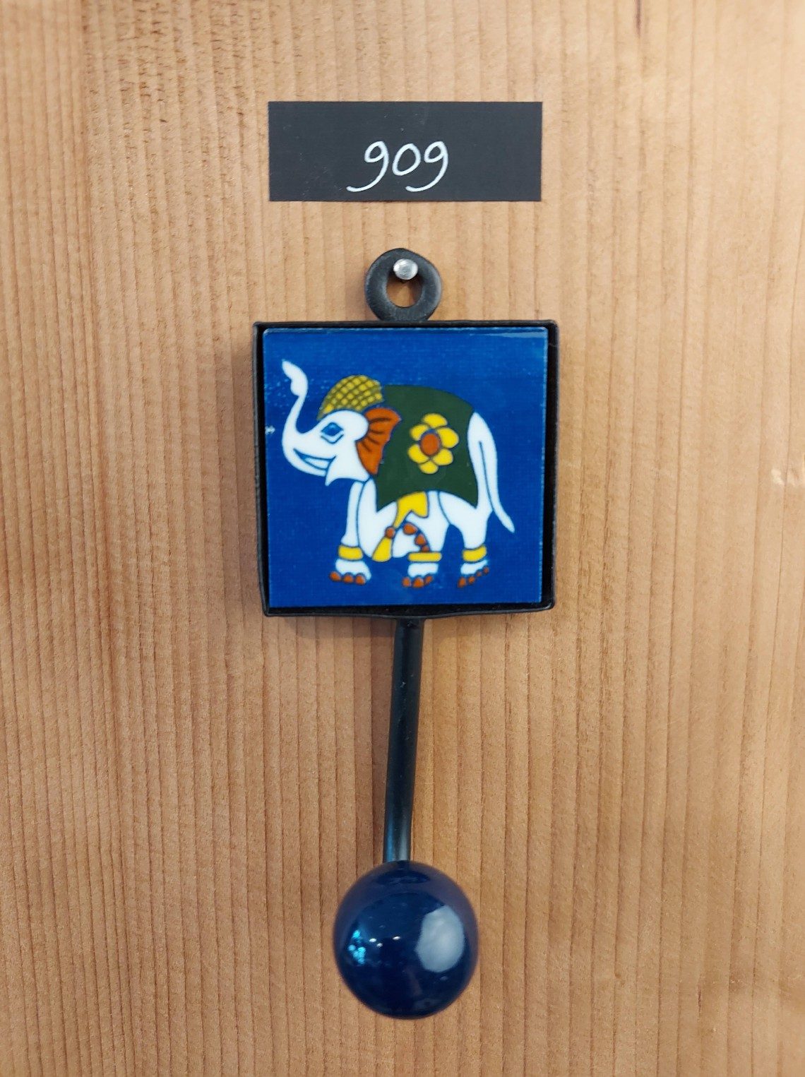 Keramický vešiačik 909